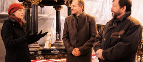 Pfarrerin Mechthild Latzelpräsentierte Mario Laufer und Thomas Bauer die frisch restaurierte Figur. © Foto: Kerstin Engelmann