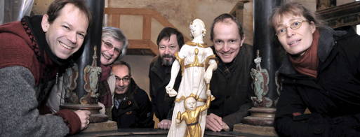 Die Figur "Mutter mit Kind" für die Taufe der Oberkirche in Arnstadt wurde nach der Restaurierung wieder der Kirchgemeinde übergeben. Vor Ort trafen sich dazu Oliver Bötefür, Renate Friedel, Hans-Gunter Baumgarten, Thomas Bauer und Mario Laufer (beide Stadtwerke) sowie Pfarrerin Mechthild Latzel (v. l.). Foto: Christoph Vogel