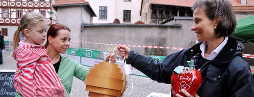 Diana Flügel und ihre 4-jährige Tochter Mimi besuchten den Frühlingsmarkt. Für eine kleine Spende bekamen sie eine Lampe für das heimische Wohnzimmer bei Therese Senst (r.) vom Freundeskreis Kinderorthopädie Herzblatt. Foto: Christoph Vogel