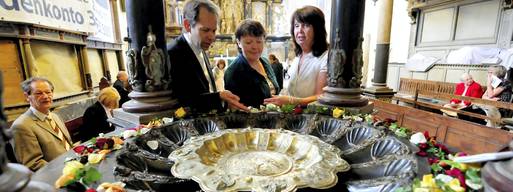 In der Arnstädter Oberkirche wurde die restaurierte Taufschale präsentiert. Die Mitglieder des Kirchenrates Oliver Bötefür, Irene Eisenhardt und Sigmunde Munsche (von links) freuen sich über die Rückkehr der Taufschale. Foto: Christoph Vogel