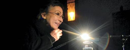 Eindrucksvoll schilderte Renan Demirkan, dass Toleranz und Respekt nicht viel miteinander zu tun haben. Damit lieferte sie den Anstoß für eine interessante Diskussion. Ein kleines Klarinettenkonzert und ein Lichtspektakel rundeten den Abend in der Oberkirche ab. Foto: Hans-Peter Stadermann