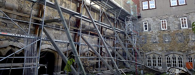 So sieht der Innenhof am Kreuzgang der Oberkirche in Arnstadt aus. Noch stehen hier die stützenden Gerüste. Foto: Hans-Peter Stadermann