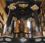 Oberkirche mit Altar und Taufbecken. Die Taufe mit ihren Figuren wird seit Jahren mühevoll restauriert, viele Spender unterstützten dabei. Archiv-Foto: Hans-Peter Stadermann