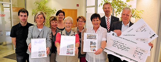In der Sparkassen-Filiale am Bustreff in Arnstadt, wurden gestern die drei erstplatzierten Vereine des Monats ausgezeichnet. Foto: Christoph Vogel