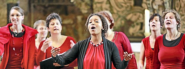Rund 400 Gäste besuchten das Konzert des Gospelchors "black feet white voices" in der Oberkirche. Die Erlöse des Auftritts kommen einem Hilfstransport nach Rumänien zugute. Foto: Andreas Heckel