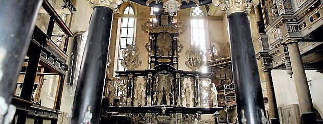 Taufe und Altar in der Arnstädter Oberkirche. Archivfoto: Hans-Peter Stadermann