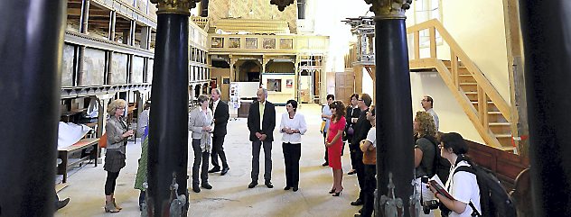 Ministerpräsidentin Christine Lieberknecht besuchte am Samstag die Oberkirche in Arnstadt und informierte sich über den Baufortschritt. Foto: Hans-Peter Stadermann