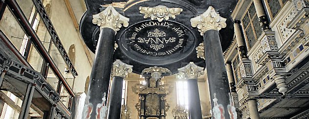 Die Oberkirche mit Altar und Taufbecken. Hier wird Uwe Wagner seinen Vortrag zur farblichen Gestaltung halten. Foto: Hans-Peter Stadermann