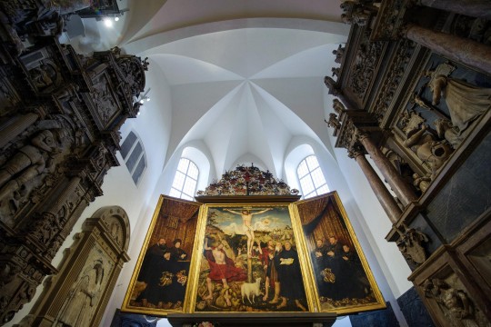 Blick auf das restaurierte Altargemälde von Lucas Cranach im Altarraum der Stadtkirche St. Peter und Paul (Herderkirche) in Weimar. Thüringen investiert kräftig in das Reformationsjubiläum, Foto: dpa