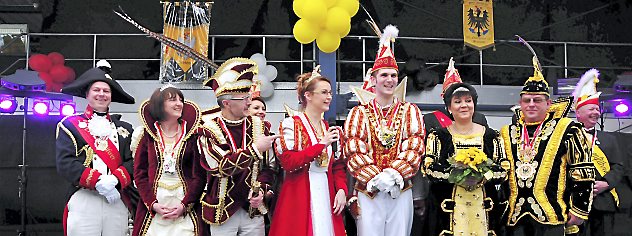 Die Prinzenpaare aus Ichtershausen, Erfurt und Arnstadt (von links) gaben sich im Arnstädter Busdepot die Ehre. Foto: Christoph Vogel