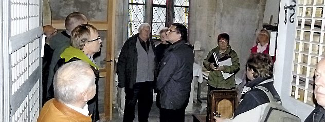 Ende 2013 sahen sich Stadtratsmitglieder in der Sakristei um, denn in das Sanierungsprojekt fließen auch städtische Mittel. Foto: Frank Buhlemann