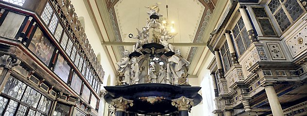 Am Wochenende öffnet die Oberkirche wieder für Besucher. Auch der Adelsstand und das Taufbecken sind nach Reinigung und Konservierung zu sehen. Foto: Hans-Peter Stadermann