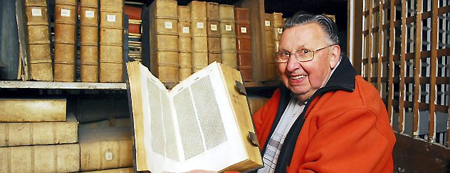 Hans-Ulrich Orban kennt sich in der Bibliothek in der Oberkirche bestens aus. Jetzt wurden die wertvollen Bücher ausgelagert. Foto: Hans-Peter Stadermann