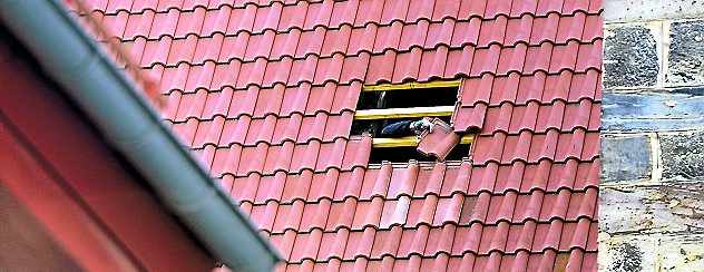 Durch den Sturm entstand am Dach der Oberkirche in Arnstadt gestern ein geringer Schaden. Die Dachziegeln wurden gleich ausgetauscht. Foto: Hans-Peter Stadermann
