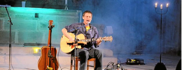 Josa begeisterte seine Zuhörer in der Oberkirche. Schon mehrfach trat er beim Kneipenjazz auf. Sein Repertoire passte perfekt in das Gotteshaus. Foto: Britt Mandler