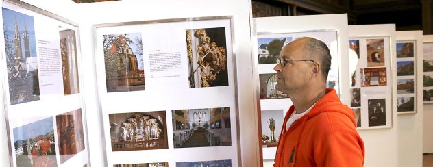 Stefan Spindler betrachtet sich die neue Fotoausstellung über Arnstadt in der Oberkirche, die dort noch bis zum 2. August zu sehen ist. Foto: Marco Schmidt