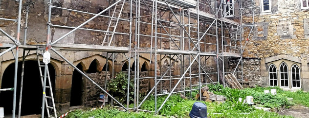Das massive Holzstützgerüst im Kreuzganghof ist abgebaut, lediglich ein Stahlgerüst für konservatorische Arbeiten steht noch an der Kirchenwand. Foto: Frank Buhlemann