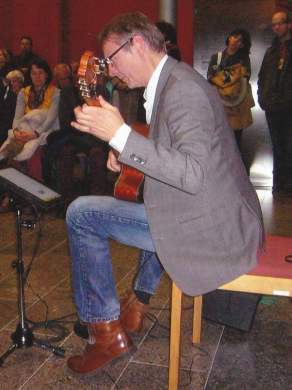 Harald Streeck an der Gitarre Foto: Renate Friedel
