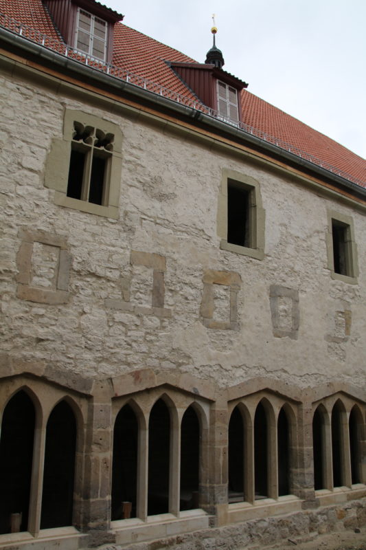 Blick auf den bereits weitgehend sanierten Nordflügel des Kreuzgangs, 2017 Foto: Andreas Hirsch / © Oberkirche Arnstadt e. V.