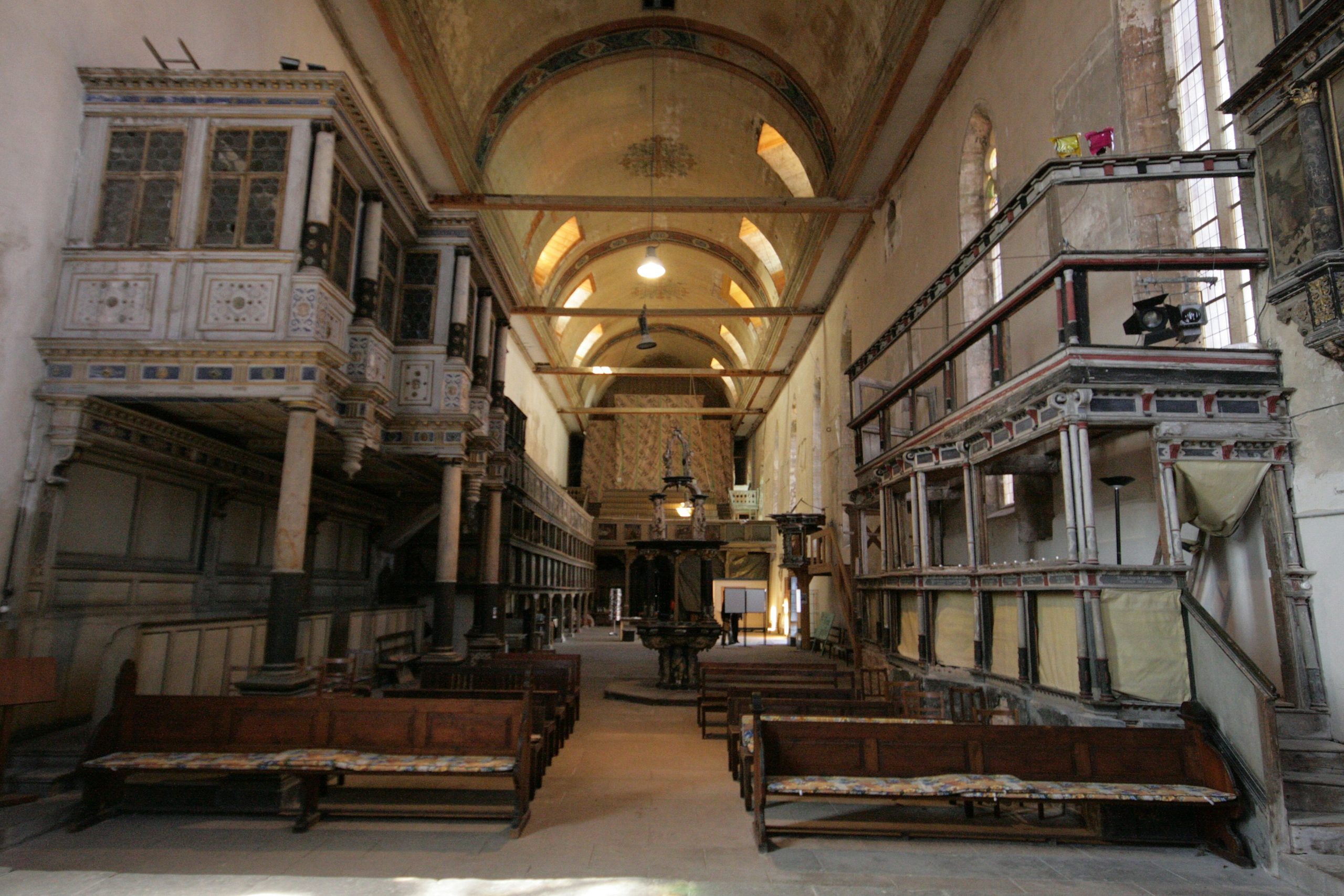 Blick in die Oberkirche und auf die verhüllte Orgel 2010, Foto Katrin Reh